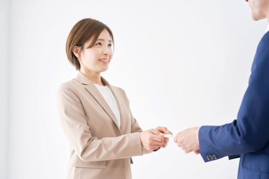 転職時の面接で名刺をもらったらどうする？受け取り方や正しいマナー
