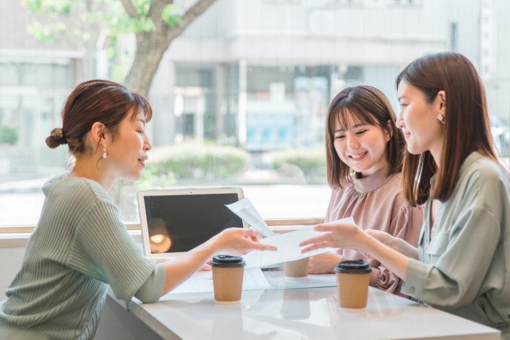 広告代理店に向いてる人の特徴7選｜仕事内容や20代から目指すコツも解説