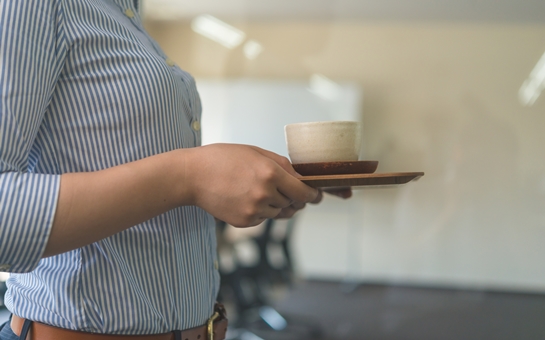 知っておきたいマナー！　お茶出しはお客様を優先することが基本